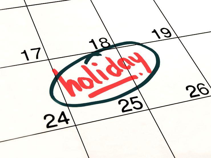 calendario con scritta vacanza sul giorno 25