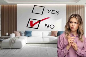 donna guarda divano con cuscini e sulla parete l'alternativa yes e no, con il secondo spuntato