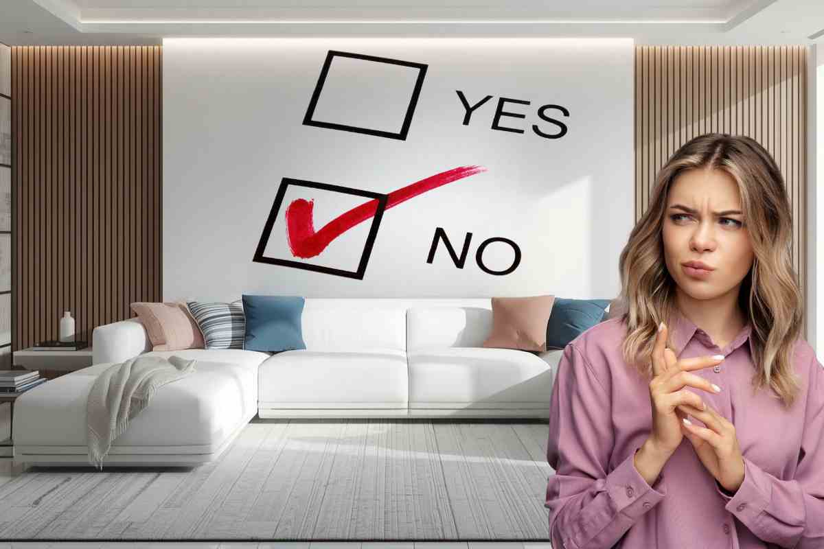 donna guarda divano con cuscini e sulla parete l'alternativa yes e no, con il secondo spuntato