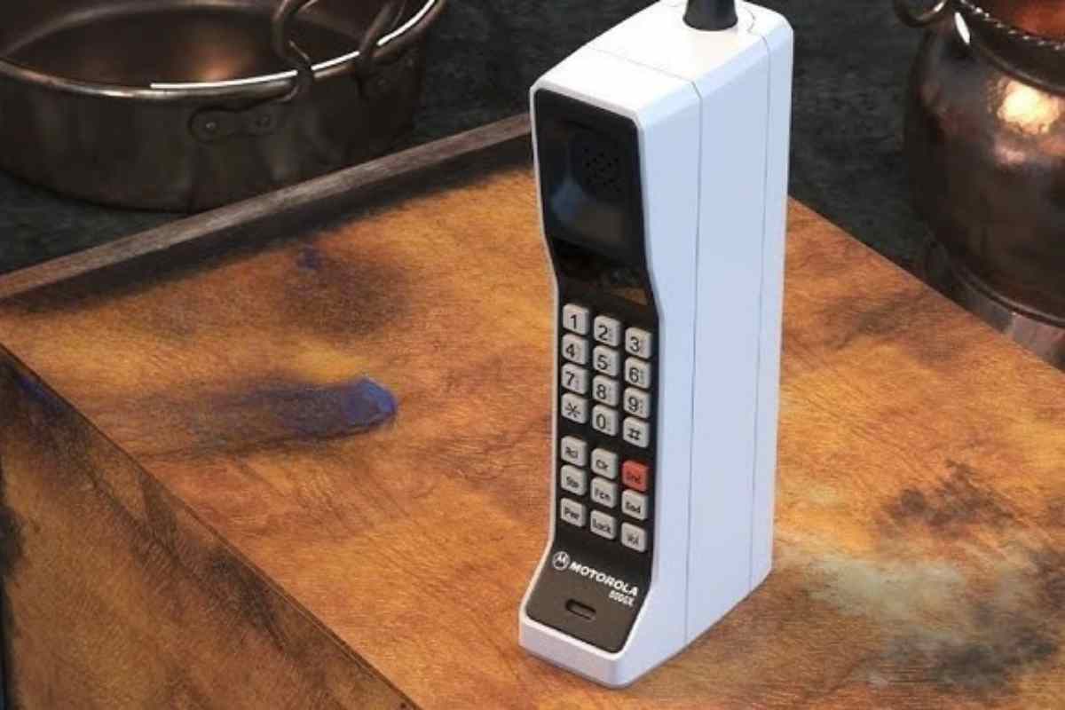 tra i cellulari d'epoca più richiesti, il leggendario Motorola DynaTAC 8000X