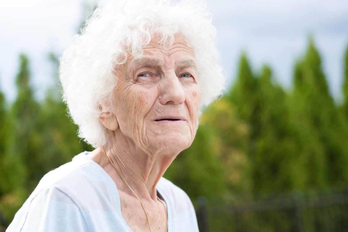 pensionata con lo sguardo fisso