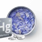 una scatoletta di tonno tendente al blu e il simbolo del mercurio