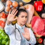 diversi alimenti sullo sfondo e dottoressa che fa stop con le mani