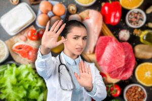 diversi alimenti sullo sfondo e dottoressa che fa stop con le mani