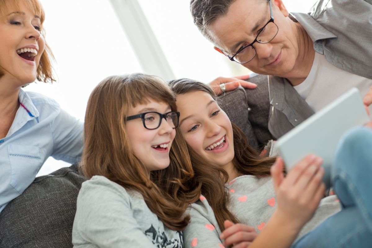famiglia con tablet in mano