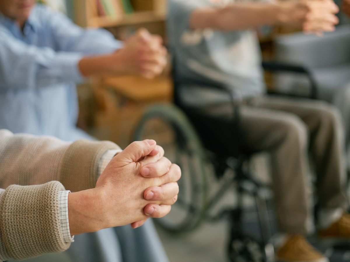 mani giunte di un anziano