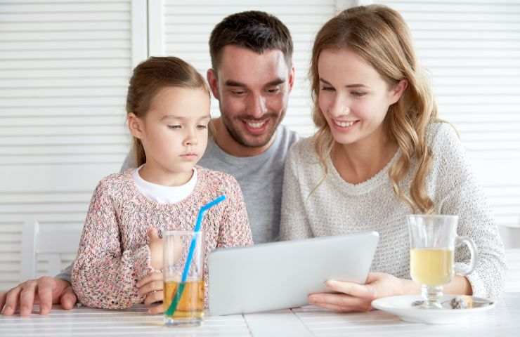 mamma, papà e figlia sorridenti