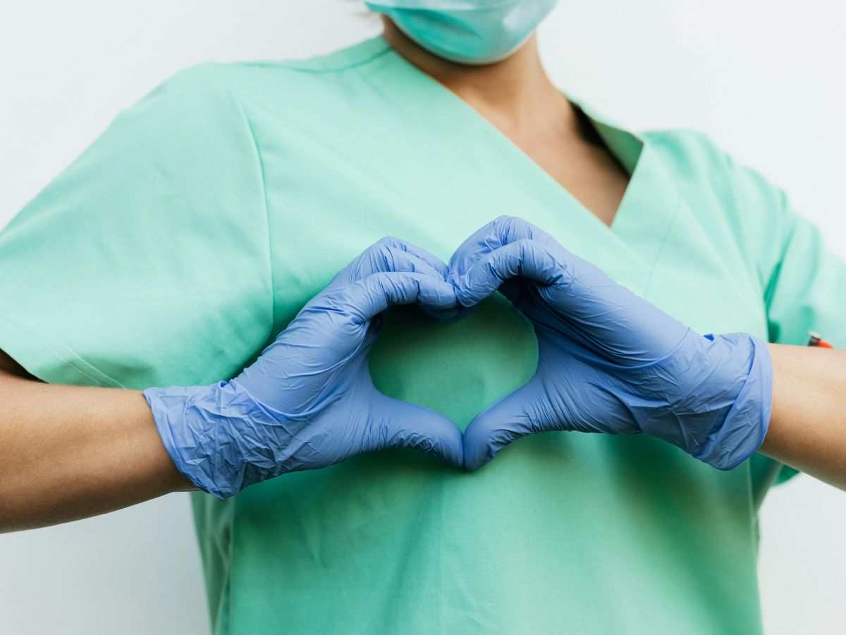 personale sanitario fa cuore con le mani