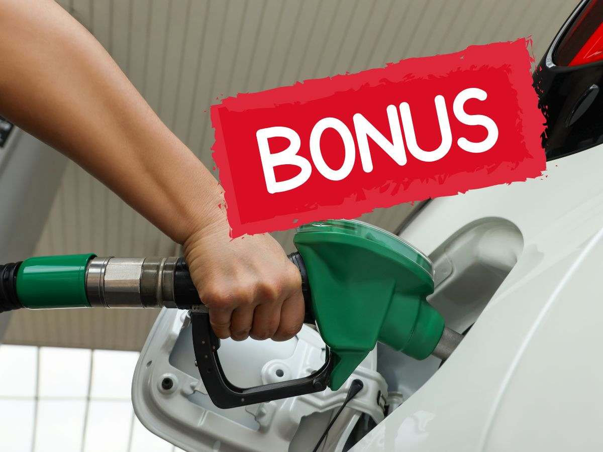 persona fa benzina e scritta bonus