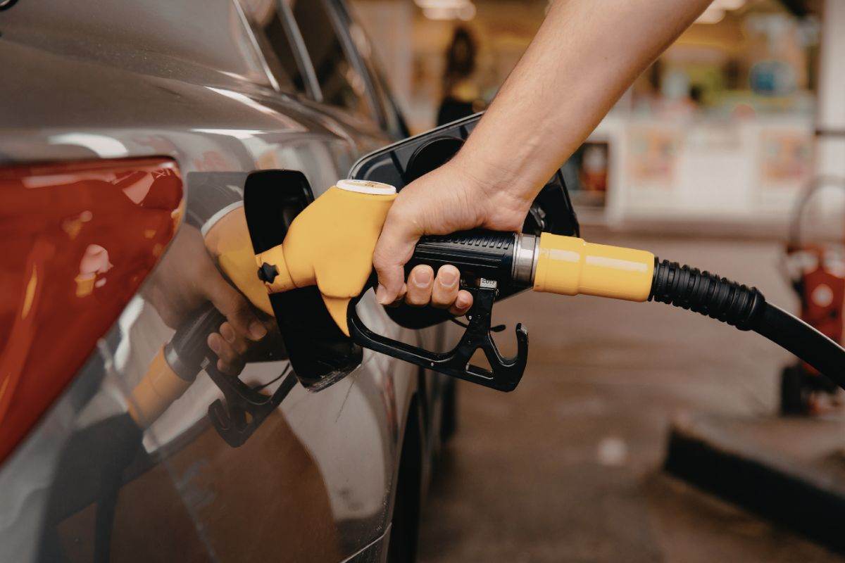 donna che fa benzina