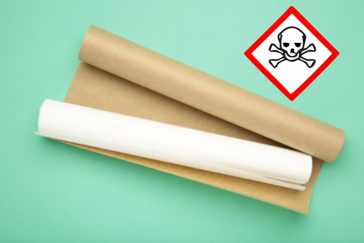 rotolo di carta forno su sfondo verde e pericolo veleno