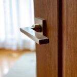 porta in legno di casa aperta