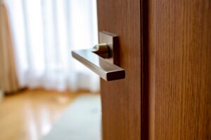 porta in legno di casa aperta