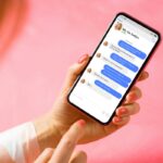 donna usa smartphone per chattare