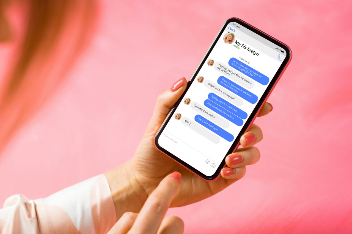 donna usa smartphone per chattare