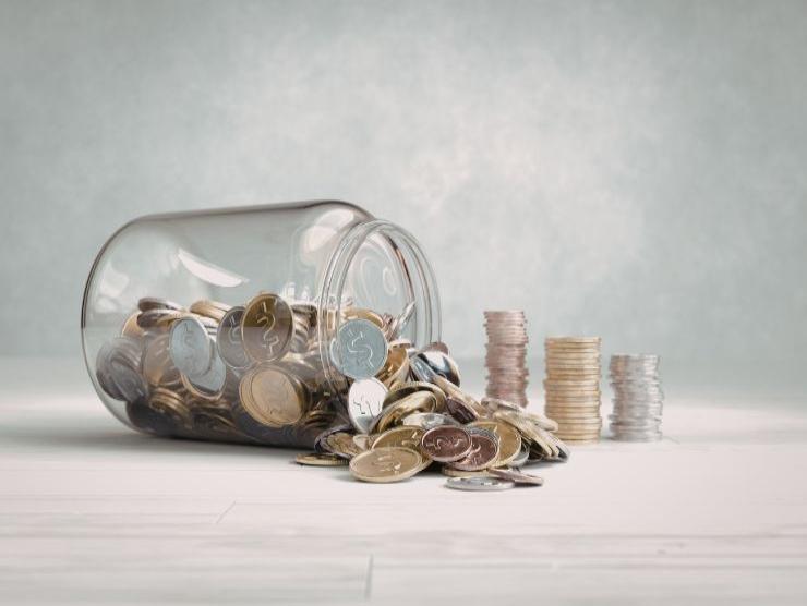 barattolo di vetro con monete