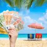 spiaggia caraibica e mano con soldi