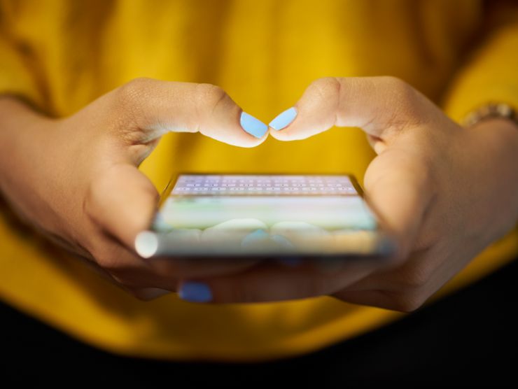 donna che chatta con smartphone