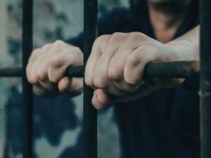 uomo in carcere