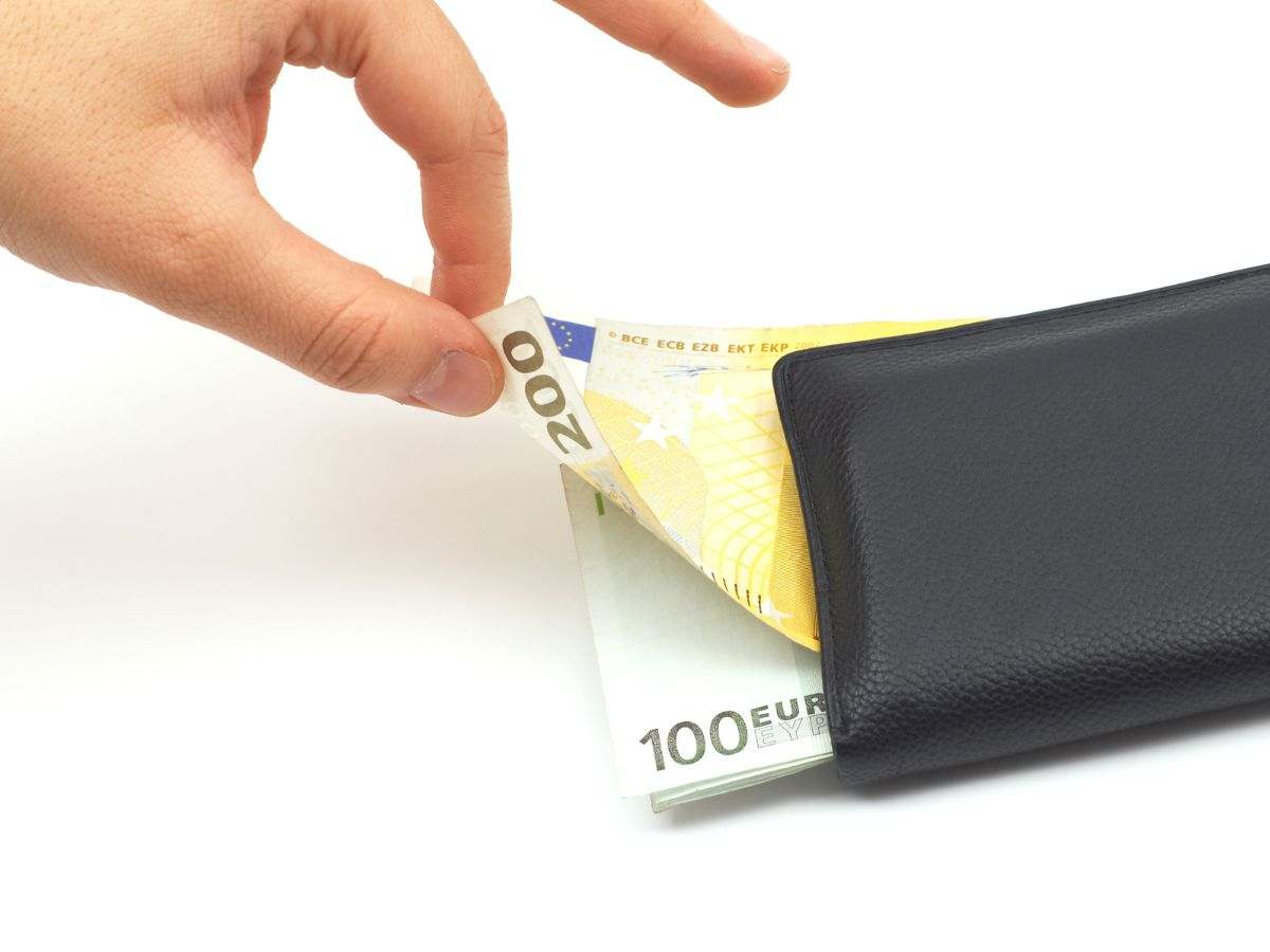 persona sfila 200 euro da un portafogli