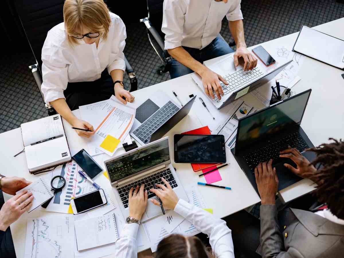 colleghi che lavorano insieme al pc