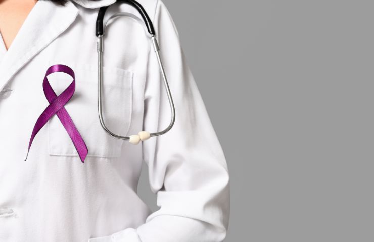 dottoressa con simbolo prevenzione sul camice